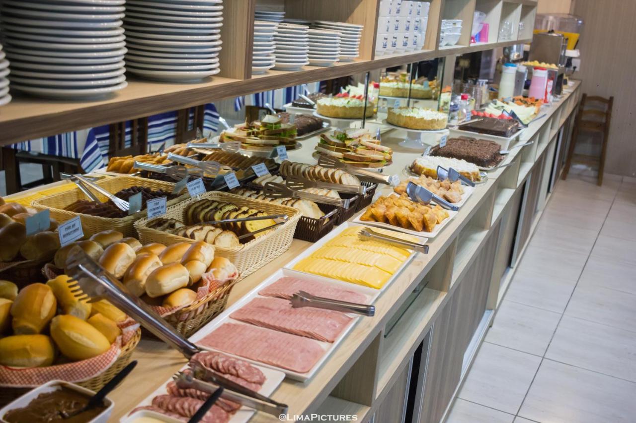 Buffet do café da manhã com pães, frios, queijos e bolos