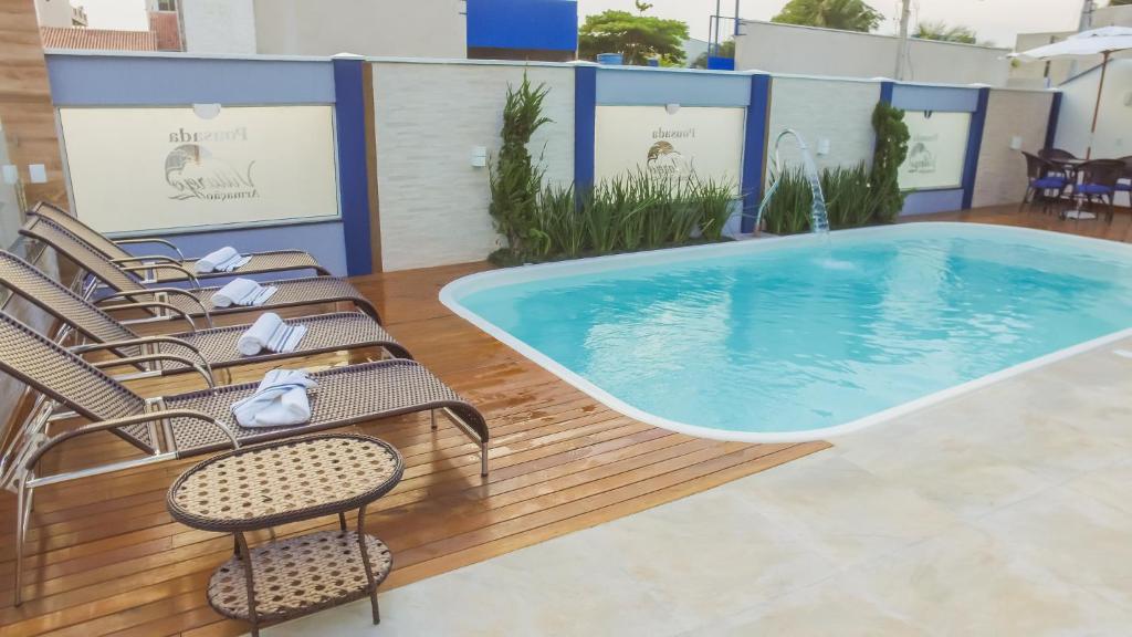 Espreguiçadeiras com toalhas ao lado da piscina