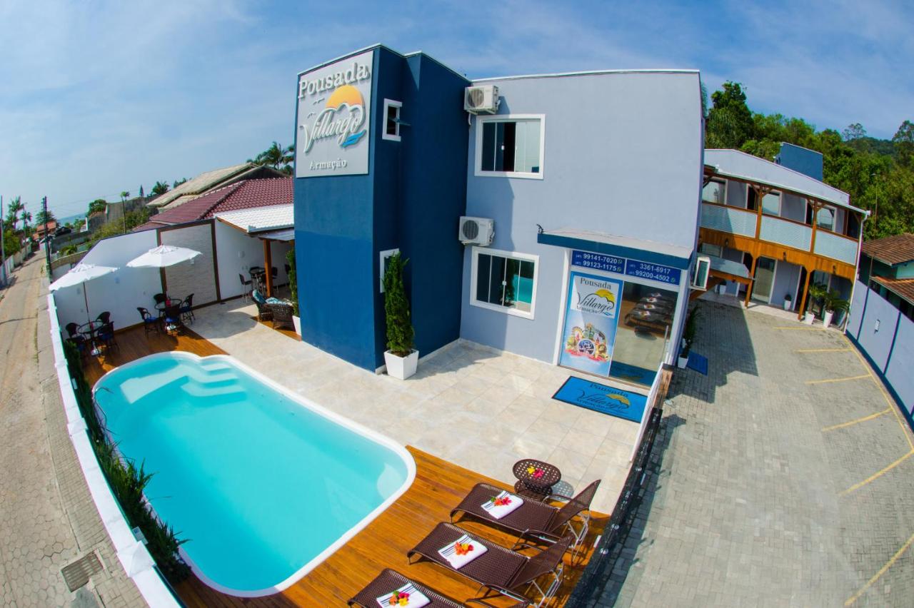 Piscina e fachada da Pousada Villarejo Armação, em Penha, Santa Catarina