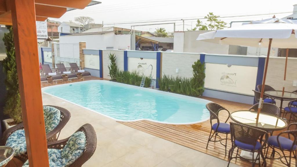 Piscina com mesas e guarda-sol