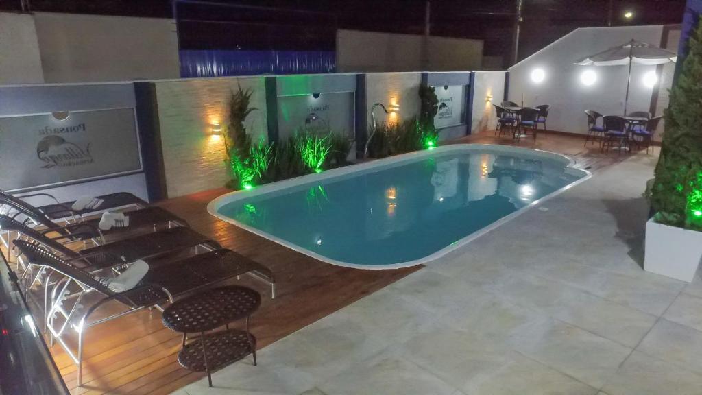 Piscina iluminada à noite