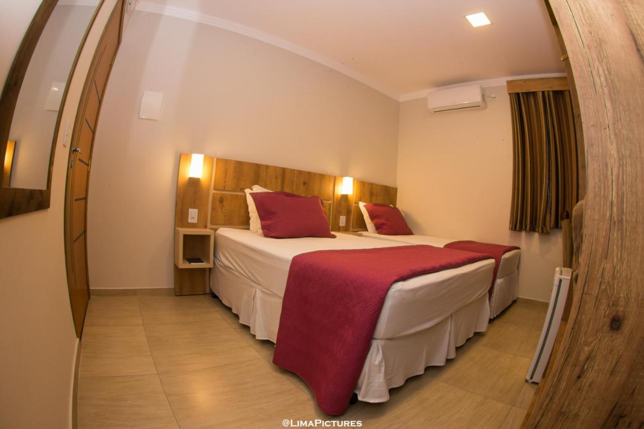 Quarto de casal com iluminação de cabeceira