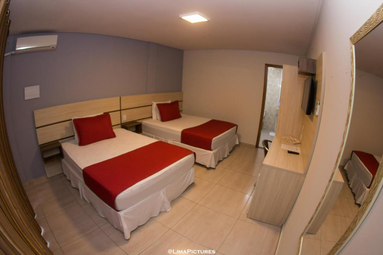 Quarto com duas camas de casal