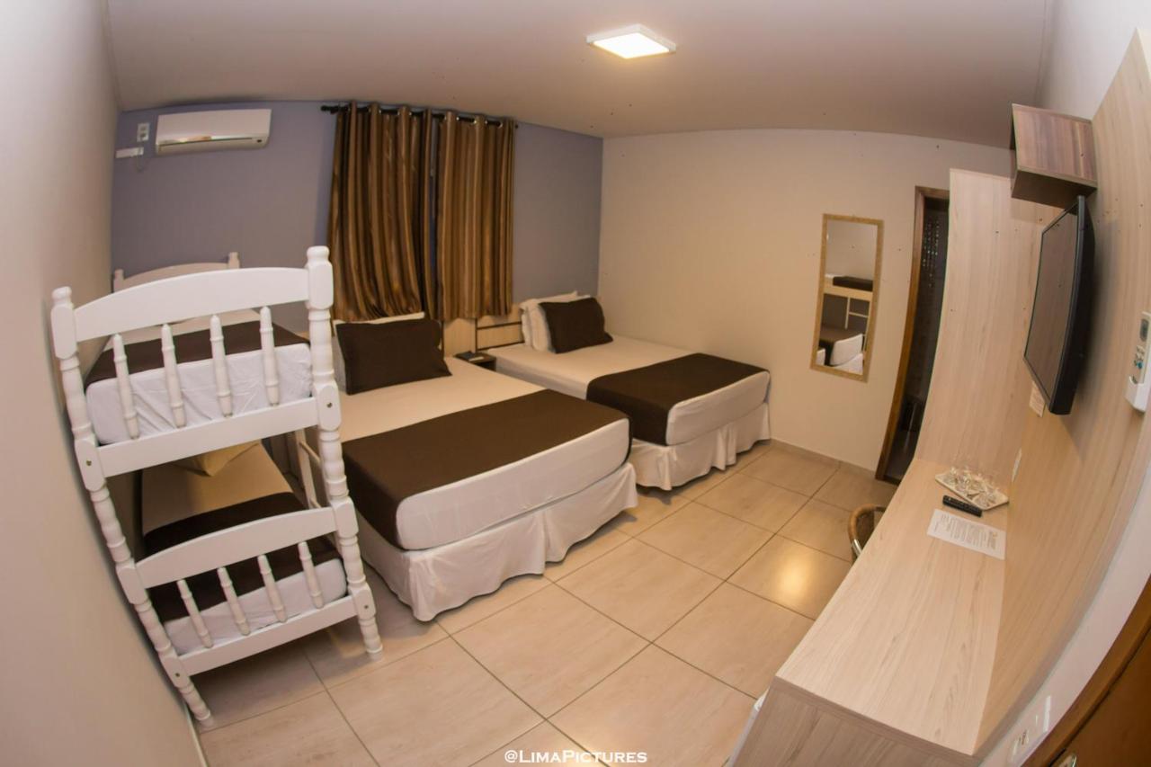 Quarto família com beliche e camas de solteiro