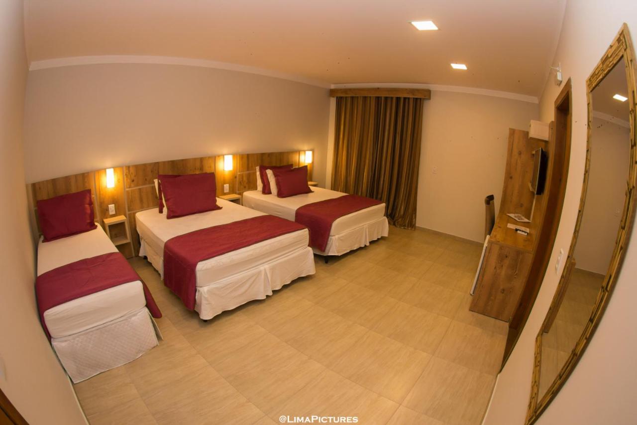 Quarto com três camas