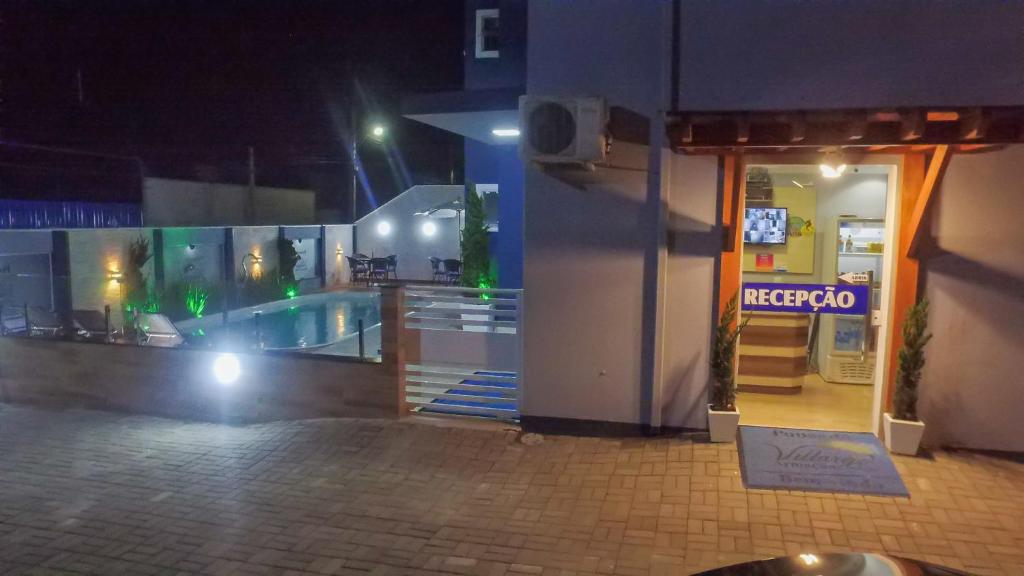 Entrada da recepção da pousada à noite