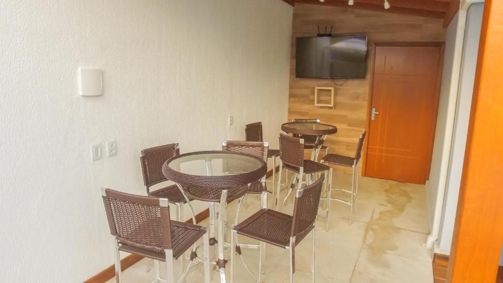 Sala de convivência com mesas e TV