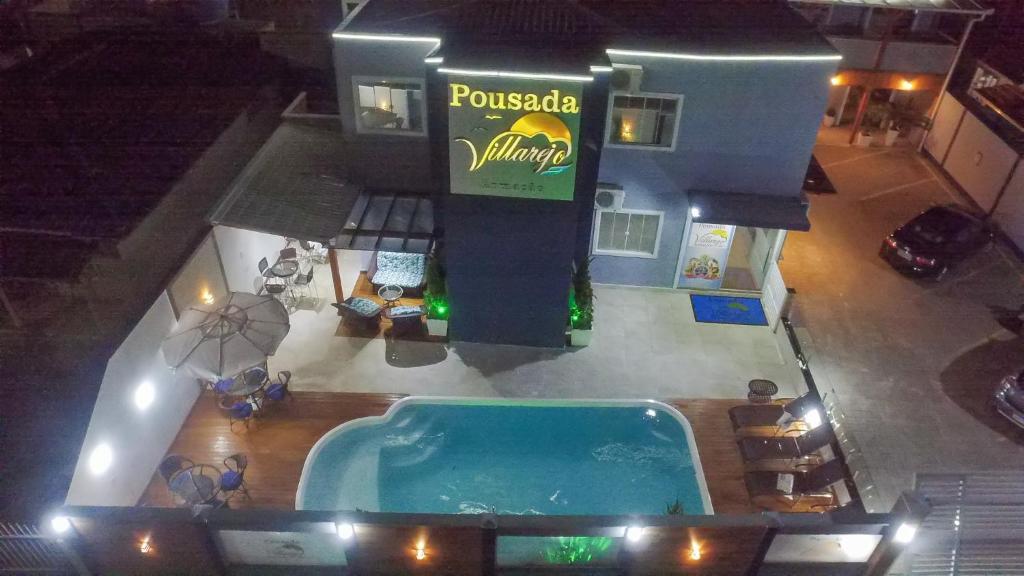 Vista aérea da pousada iluminada à noite