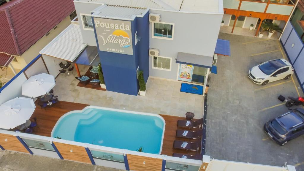 Vista aérea da pousada com a piscina e o estacionamento